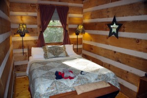 Photo-Fiddlers-Roost-Cabins-bedroom