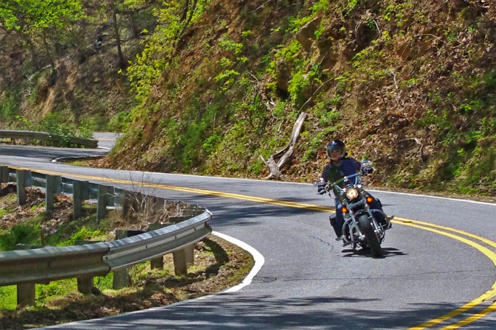 photo-woman-riding-motorcycle